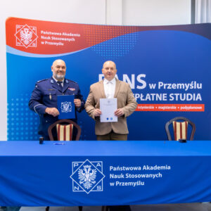 od lewej: Komendant Miejski Policji w Przemyślu - podinsp. dr Janusz Kiszka, JM Rektor - dr hab. Marek Delong, prof. PANS