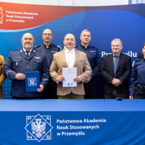 pamiątkowe zdjęcie grupowe na tle ścianki PANS
