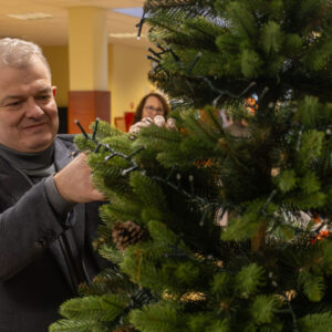 Prorektor ds. studenckich – dr Andrzej Kawecki, prof. PANS przy choince, z tyłu pracownicy PANS
