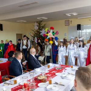występ grupy kolędniczej z SP w Leszczawie Dolnej