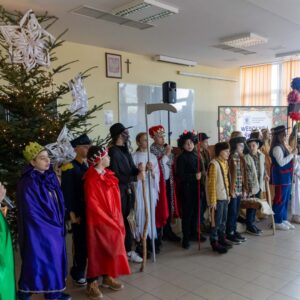 występ grupy kolędniczej z SP w Leszczawie Dolnej