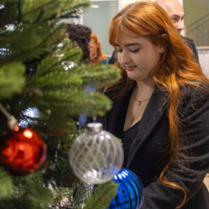 studentka zawiesza ozdoby na choince