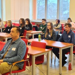 uczestnicy konferencji w ławkach, widok na salę
