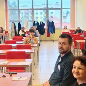 uczestnicy konferencji w ławkach, widok na salę