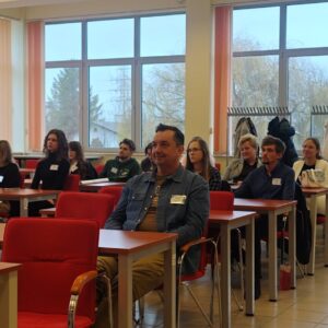 uczestnicy konferencji w ławkach, widok na salę