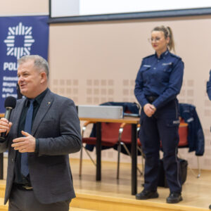 Prorektor ds. studenckich – dr Andrzej Kawecki, prof. PANS z mikrofonem, za nim od lewej: mł. asp. Alicja Tysowska-Prejzner, obok podkom. Emilia Bazan