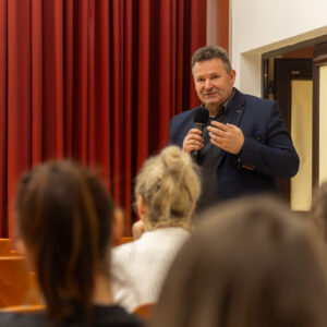 Prorektor ds. rozwoju i współpracy – dr Sławomir Solecki z mikrofonem