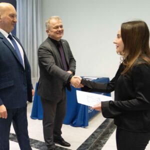 studentka odbiera dyplom z rąk JM Rektora dr. hab. Marka Delonga, prof. PANS, uścisk dłoni z Prorektorem ds. studenckich – dr. Andrzejem Kaweckim, prof. PANS
