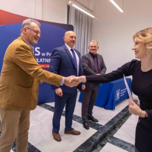 studentka odbiera dyplom z rąk JM Rektora dr. hab. Marka Delonga, prof. PANS, uścisk dłoni z Kanclerzem PANS – mgr. Dominikiem Traczem