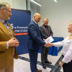 studentka odbiera dyplom z rąk JM Rektora dr. hab. Marka Delonga, prof. PANS