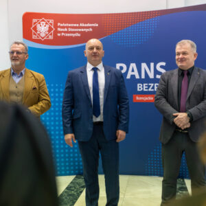 od lewej: Kanclerz PANS – mgr Dominik Tracz, Rektor – dr hab. Marek Delong, prof. PANS, Prorektor ds. studenckich – dr Andrzej Kawecki, prof. PANS