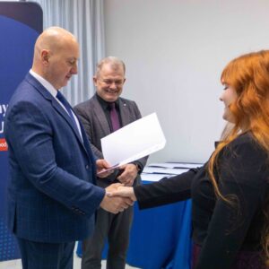 studentka odbiera dyplom z rąk JM Rektora dr. hab. Marka Delonga, prof. PANS