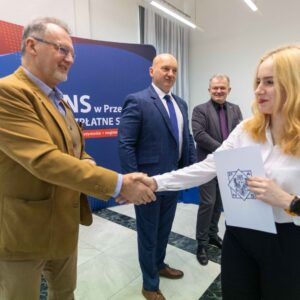 studentka odbiera dyplom z rąk JM Rektora dr. hab. Marka Delonga, prof. PANS, uścisk dłoni z Kanclerzem PANS – mgr. Dominikiem Traczem
