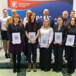 pamiątkowe zdjęcie grupowe władz uczelni oraz nagrodzonych studentów