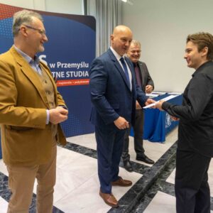 student odbiera dyplom z rąk JM Rektora dr. hab. Marka Delonga, prof. PANS