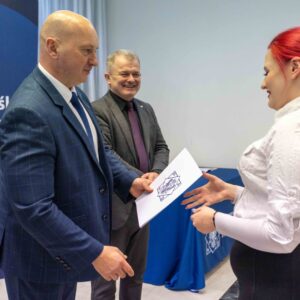 studentka odbiera dyplom z rąk JM Rektora dr. hab. Marka Delonga, prof. PANS