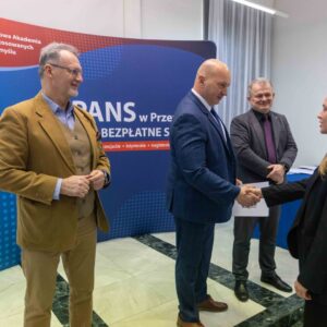 studentka odbiera dyplom z rąk JM Rektora dr. hab. Marka Delonga, prof. PANS