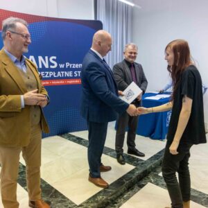 studentka odbiera dyplom z rąk JM Rektora dr. hab. Marka Delonga, prof. PANS