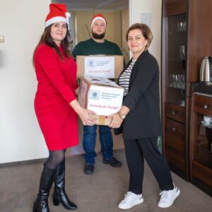 przedstawiciele PANS w Przemyślu przekazują paczki na ręce Pani Dyrektor Placówki Opiekuńczo-Wychowawczej w Nienadowej