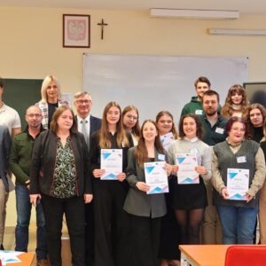 pamiątkowe zdjęcie grupowe uczestników konferencji z dyplomami
