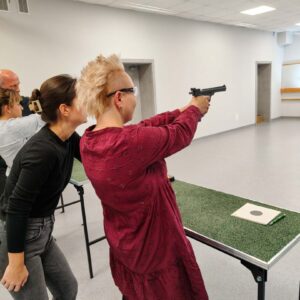 Pracownicy Gminy Żurawica podczas warsztatów strzeleckich