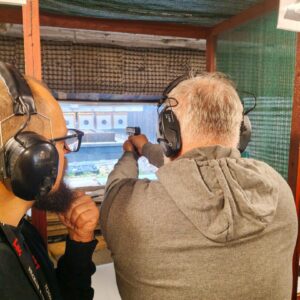 Pracownicy Gminy Żurawica podczas warsztatów strzeleckich