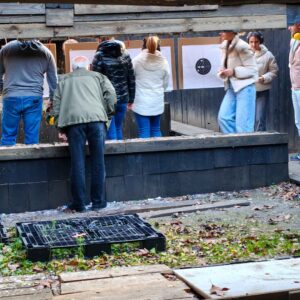 Pracownicy Gminy Żurawica podczas warsztatów strzeleckich