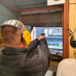 Pracownicy Gminy Żurawica podczas warsztatów strzeleckich
