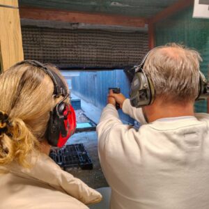 Pracownicy Gminy Żurawica podczas warsztatów strzeleckich