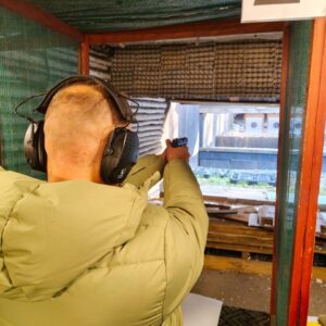 Pracownicy Gminy Żurawica podczas warsztatów strzeleckich
