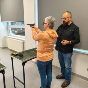 Pracownicy Gminy Żurawica podczas warsztatów strzeleckich