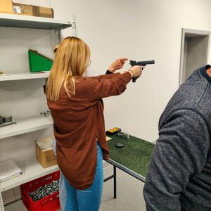 Pracownicy Gminy Żurawica podczas warsztatów strzeleckich