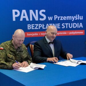 płk Daniel Błotko - Dowódca 20 Przemyskiej Brygady Obrony Terytorialnej oraz JM Rektor dr hab. Marek Delong, prof. PANS w trakcie podpisywania porozumienia
