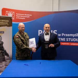 uścisk dłoni płk. Błotko oraz Rektora PANS