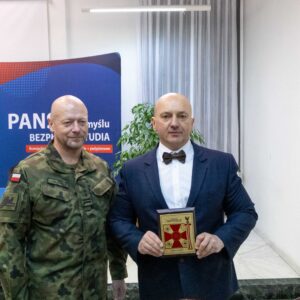 płk Błotko oraz Rektor PANS z pamiątką