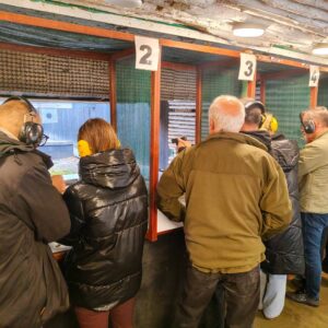Pracownicy Gminy Żurawica podczas warsztatów strzeleckich