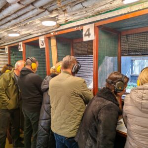 Pracownicy Gminy Żurawica podczas warsztatów strzeleckich