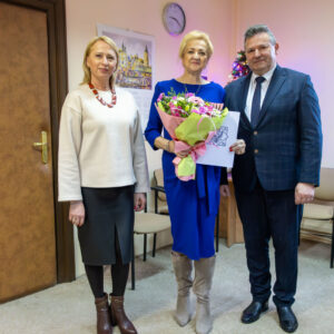 Od lewej: M. Wałczyńska-Gancarz, p. Iwona Kurcz-Krawiec i dr S. Solecki w gabinecie Pani Dyrektor