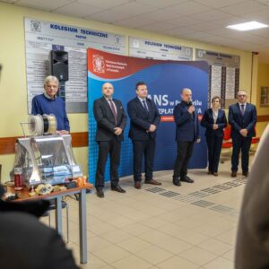 władze Uczelni oraz przedstawiciele Instytutu Nauk Technicznych na tle ścianki PANS