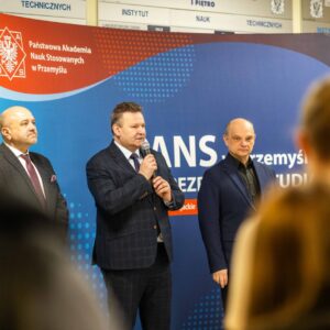 władze Uczelni oraz przedstawiciele Instytutu Nauk Technicznych na tle ścianki PANS