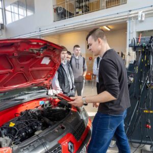 uczniowie zwiedzają Stację Diagnostyczną