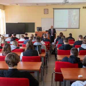 uczniowie w sali w Kolegium Technicznym