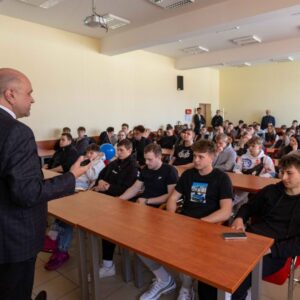uczniowie w sali w Kolegium Technicznym