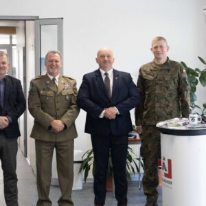 Władze PANS przy stoisku informacyjnym Wojskowego Centrum Rekrutacji w Jarosławiu