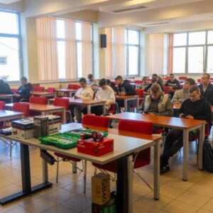 uczniowie w sali w Kolegium Technicznym