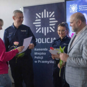 wręczenie kwiatów