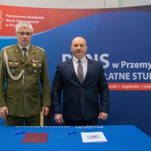 od lewej: ppłk Robert Bajorski - Szef WCR w Jarosławiu, dr hab. Marek Delong, prof. PANS – Rektor PANS w Przemyślu