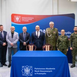 pamiątkowe zdjęcie przedstawicieli PANS w Przemyślu oraz WCR w Jarosławiu