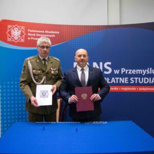 od lewej: ppłk Robert Bajorski - Szef WCR w Jarosławiu, dr hab. Marek Delong, prof. PANS – Rektor PANS w Przemyślu