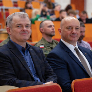 od lewej: dr Andrzej Kawecki, prof. PANS - prorektor ds. studenckich, dr hab. Marek Delong, prof. PANS - Rektor PANS w Przemyślu, z tyłu uczestnicy warsztatów